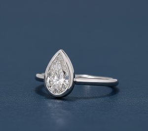 Anillo de compromiso solitario con diamante de laboratorio en forma de pera de 1 quilate, oro blanco de 14K, VVS2, certificado IGI, engaste de bisel, venta al por mayor - Product Image 2