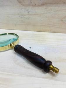 Loupe grossissante de 4 pouces en laiton avec manche en bois - Product Image 2