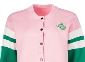 เสื้อคาร์ดิแกนปักลายตัวอักษรสำหรับสุภาพสตรี A K A Sorority คอวี แขนยาว ถักนิตติ้ง สีแดงขาว มีกระดุมด้านหน้าและกระเป๋า - Product Image 3
