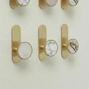 Magnifique crochet mural rond en métal et résine, organisateur multifonction idéal pour les vestes, les sacs, les serviettes et pour accrocher de petites jardinières, en provenance d'Inde. - Product Image 2