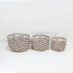 Maceta de Mimbre Sintético de Moda, Resistente a la Intemperie, con Rayas de Dos Tonos - Product Image 1