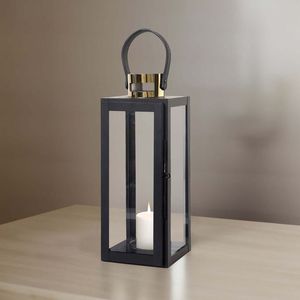 Lanterne en métal noir avec panneaux en verre transparent, idéale pour la décoration traditionnelle de la maison, du jardin et des mariages. - Product Image 1