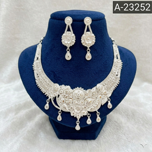 MOLL JEWELLERS - Conjunto de Collar y Pendientes Florales de Aleación de Zinc Chapado en Oro de 24K con Circonitas, Estilo Indio Moderno, para Mujer, Joyería para Compromiso y Boda - Product Image 3