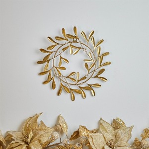 Elegante corona de visco dorada con detalles de bayas de perlas artificiales, perfecta para la decoración festiva navideña de la puerta principal. - Product Image 3