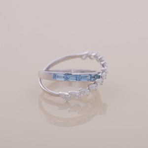 แหวนเพชรทรงลูกแพร์และเพชรทรงบาแก็ตต์สีน้ำเงินแบบไขว้ ได้รับการรับรองจาก IGI ทำจากทองคำขาว/โรสโกลด์/ทองคำเหลือง 14K - Product Image 4