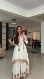 Ensemble de costume pakistanais brodé blanc avec palazzo et dupatta pour femmes |   Tenue ethnique pour les fêtes - Product Image 3