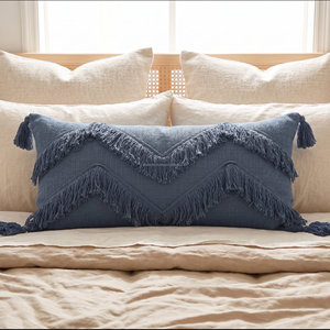 Housse de coussin lombaire décorative bleue à franges Chevron, coussin d'appoint pour lit, style moderne pour chambre à coucher, 12 × 20 pouces - Product Image 1