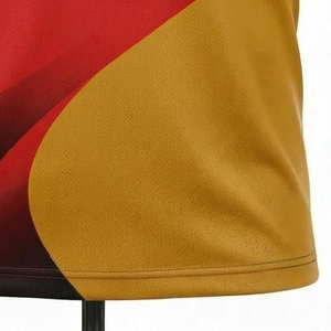 Camiseta de Manga Corta con Cuello Redondo y Estampado Geométrico Amarillo y Rojo para Hombre, de Secado Rápido, Tejida, Deportiva, Corte Regular - Product Image 5