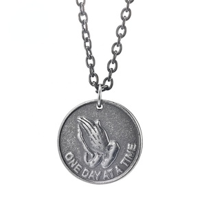 Collar Personalizado de Plata Antigua con Manos en Oración, Estilo Retro, para Hombres Hip Hop, Color Gris Plateado - Product Image 1