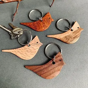 Llavero de madera con diseño de semillas de sésamo, natural, ligero y hecho a mano para uso diario o propósito de regalo - Product Image 3