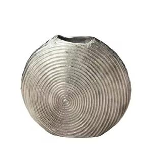 Modernos Floreros Decorativos de Metal para una Exhibición Floral Elegante - Product Image 2