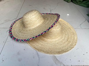 Sombreros de rafia natural hechos a mano con parche de logotipo, embalaje personalizado disponible. Ideales para fiestas de verano, bodas y viajes. - Product Image 3