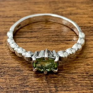 Textured Band <b>Peridot</b> Gemstone <b>Ring</b> Oval Cut Stone for Unisex Daily Wear Customization - Product Image 3