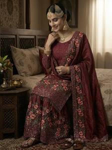 Conjunto Sharara de Primera Calidad con Bordado Intenso y Lentejuelas, con Elegante Dupatta - Product Image 3