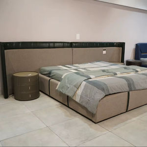 Lit King Size Moderne de Luxe Haut de Gamme avec Tête de Lit Rembourrée en Cuir PU/Velours/Tissu et Cadre CRCA - Product Image 1