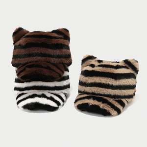 Casquette de baseball fourrée à oreilles de chat mignonnes et adorables, imprimé zèbre, épaisse et chaude, pour femme, collection automne-hiver 2025, idéale pour le quotidien et les tenues décontractées. - Product Image 3