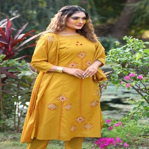 Conjunto de traje VASTRA COTTAGE de algodón puro color mostaza con dupatta de algodón Mul con estampado a mano y vestido con trabajo artesanal de espejos reales - Product Image 2