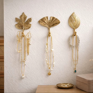 Crochet mural élégant en forme de feuille, support décoratif en métal adapté pour accrocher des bijoux, des chaînes, des ceintures et des accessoires de mode - Product Image 1