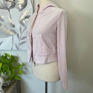 เสื้อฮู้ดดี้สีชมพูประดับโลโก้คริสตัลแบบครอป - Product Image 4