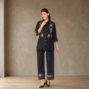 Ensemble coordonné deux pièces en coton brodé noir pour femmes, col chemise, manches trois quarts, pantalon droit à fleurs, tenue élégante - Product Image 1