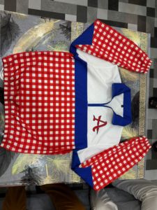 เสื้อแจ็คเก็ตกันลมแบบซิป สีแดงขาว แต่งขอบสีน้ำเงิน โลโก้ด้านหน้า ปกคอพับได้ ผลิตจากผ้าฝ้ายฟลีซ 100% เหมาะสำหรับใส่ในฤดูหนาว - Product Image 1