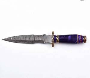 Outil utilitaire extérieur artisanal en acier Damas sur mesure, avec garde sculptée en laiton ornemental et manche en résine nacrée violette - Product Image 6
