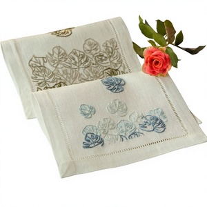 Serviette de cocktail carrée en lin 100% naturel, brodée à la main, motif feuille de Monstera tropicale – Durable et réutilisable - Product Image 4