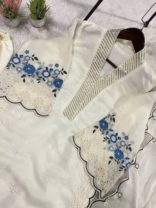 Ensemble 3 pièces tendance blanc : Kurta, pantalon et salwar kameez en coton et soie, style décontracté, idéal pour les fêtes indiennes et pakistanaises - Product Image 5