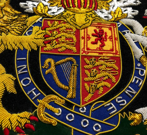 Insignia de Escudo Familiar Bordada a Mano de Lujo Personalizada con Efecto 3D en Relieve, Resistente al Agua, con Hilo Metálico - Product Image 3