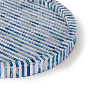 Plateau décoratif rond en bambou avec motif horizontal bleu et blanc, style côtier, artisanal, accessoire d'intérieur, organisateur - Product Image 2