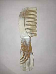 Peine de cuerno de búfalo y vaca - Peine moderno hecho a mano y sostenible con color personalizado para un aseo sin enredos - Product Image 6