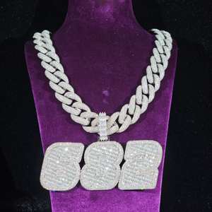Collar de Plata Personalizado con Nombre y Piedras de Moissanita, Cadena Cubana de 20 mm, Colgante con Letras y Números en Forma de Baguette, Joyería Hip Hop - Product Image 3