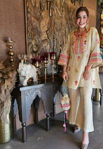 Conjunto coordinado exclusivo y moderno para la temporada de bodas con top bordado con espejos y lentejuelas y pantalones palazzo. - Product Image 2