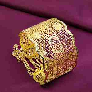 Pulsera Kada de Moda al por Mayor, Chapada en Oro de 14K, 18K, 24K, con Múltiples Cadenas Colgantes y Diseños Grabados Intrincados - Product Image 1