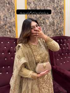 Salwar Kameez pakistanais brodé beige avec dupatta – Tenue ethnique de créateur pour femme, idéale pour les mariages et les fêtes - Product Image 2