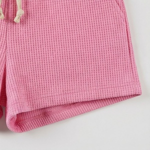 Ensemble 2 pièces côtelé rose pour femme : débardeur sans manches et short au-dessus du genou, coupe décontractée, idéal printemps-été - Product Image 6