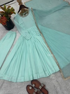 Ensemble de robe de soirée et de dupatta, avec dentelle de créateur lourde et complexe sur le col – Modèle avant et arrière, idéal pour les fêtes - Product Image 5