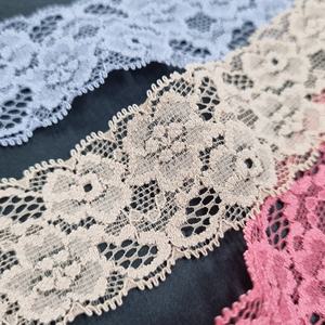 Tissu en dentelle florale rose 3,5 cm avec bordure festonnée picotée extensible et légère pour la décoration de lingerie et de vêtements - Product Image 4