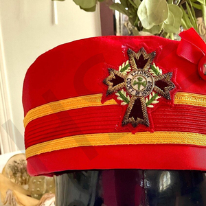 หมวกเมสันสีแดงพร้อมขอบสีทองและปักลายกางเขน - Product Image 6