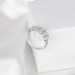 Bague de mariage demi-éternité minimaliste en diamant de laboratoire taille radiant serti à griffes certifié IGI, empilable pour anniversaire - Product Image 2