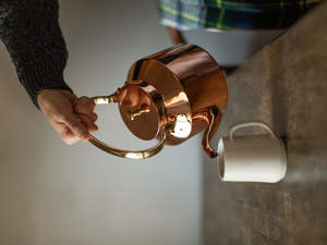 Tetera de cobre de cuerpo curvo con accesorios sencillos de latón y boca ancha, perfecta para casas de campo y minimalistas. - Product Image 3