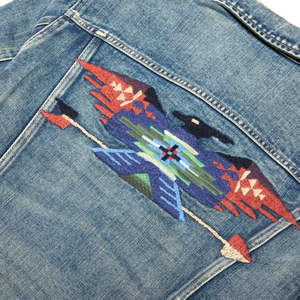 แจ็คเก็ตยีนส์ผู้ชายแบบ OEM แบรนด์ส่วนตัว คุณภาพสูง ผลิตโดยผู้ผลิตเสื้อโค้ทยีนส์ดิบ รับปักโลโก้ตามสั่ง แจ็คเก็ตยีนส์ขาดๆ สำหรับผู้ชาย - Product Image 4