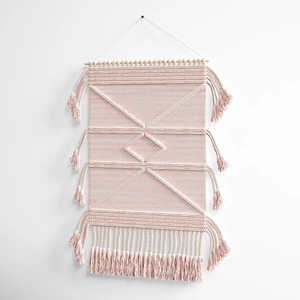 Tapiz de macramé rosa para decoración elegante del hogar, dormitorio, sala de estar y como acento estético de pared con suaves vibraciones bohemias. - Product Image 5