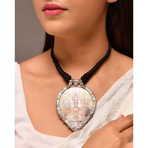 Collier pendentif fin en argent Meera Jaipur Govardhan Painting - Product Image 1