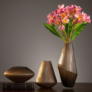 Jarrón de Aluminio Vintage Atemporal con Elegante Acabado Dorado Antiguo, Perfecto para Exhibir Flores o Plantas Ornamentales - Product Image 3