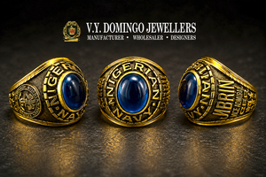 วี.วาย. DOMINGO JEWELLERS แหวนตราประทับกองทัพเรือไนจีเรีย ชุบทอง ประดับแซฟไฟร์ ทรงคลาสสิกสำหรับผู้ชาย - Product Image 1