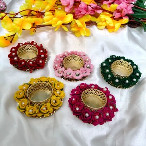 Portavelas Decorativo Indio Hecho a Mano para Fiestas, con Flores Artificiales, Multicolor, Adornado con Perlas, de Metal, para Decoración de Diwali - Product Image 4