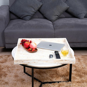 Plateau carré incrusté de nacre et orné de motifs floraux blancs ; le plateau de service possède des poignées. - Product Image 5