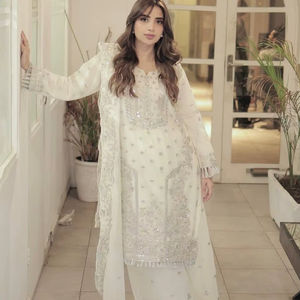 Ensemble haut et pantalon en faux georgette fantaisie, brodé de sequins et de motifs traditionnels, avec dupatta, idéal pour les mariages, les fêtes et le Diwali - Product Image 1