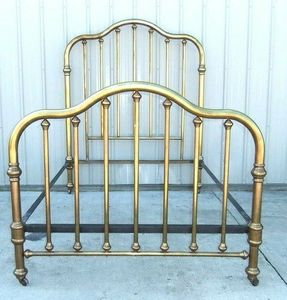 Cadre de lit en laiton design, fabriqué avec des motifs décoratifs en métal de qualité supérieure et un attrait luxueux pour la chambre à coucher. - Product Image 1